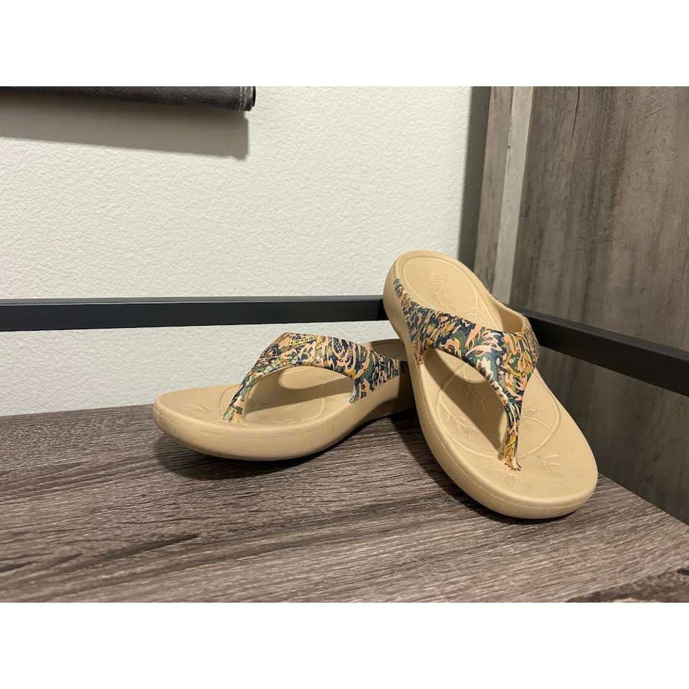 Alegria by PG Lite Womens Paisley Floral Thong Sandals Tan Multi Color Size 38